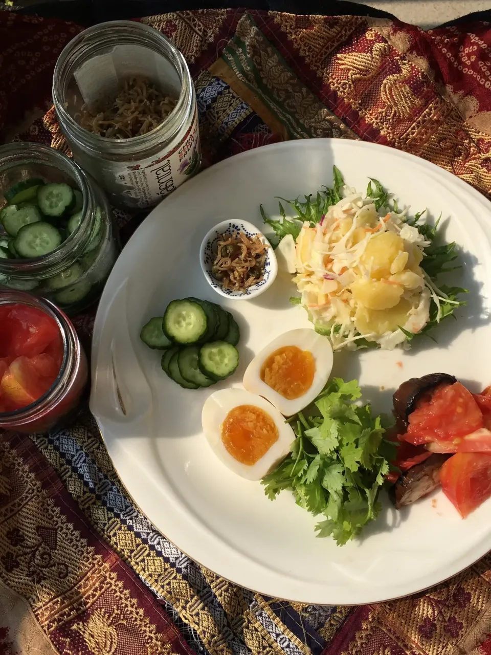 常備マリネ野菜でランチ。ポテサラ、卵の燻製、ナストマトのマリネ、パクチー、きゅうり酢。|Choo taitaiさん