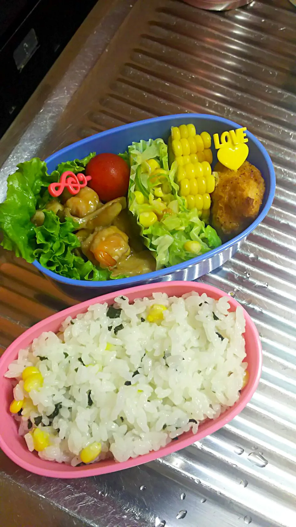 #お弁当 
 #中学生女子

海老とイカのチリソース
キャベツのサラダ
から揚げ
トマト
とうもろこし
とうもろこしとワカメのご飯|やすこさん