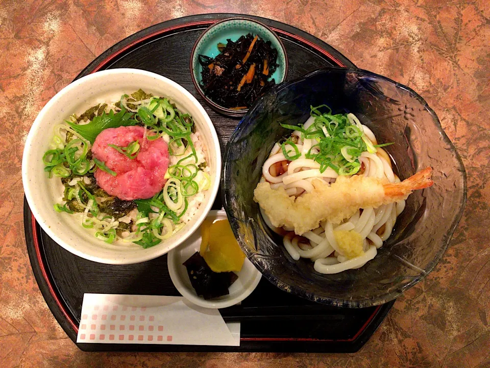 Snapdishの料理写真:おすすめ定食(ネギトロ丼と冷やし天ぷらうどん)|ばーさんさん