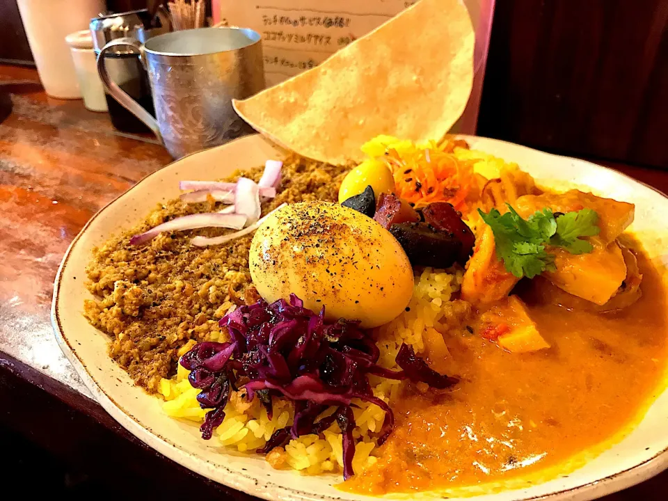 Snapdishの料理写真:昼ごはん  がねいしゃのカレー２種プレート🍛|砂雪さん