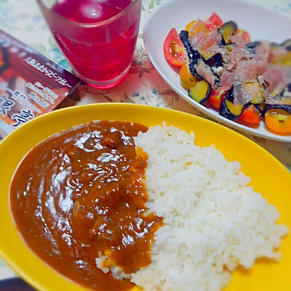 白銀亭のあまからカレーに茄子と生ハムのサラダ|うたかた。さん