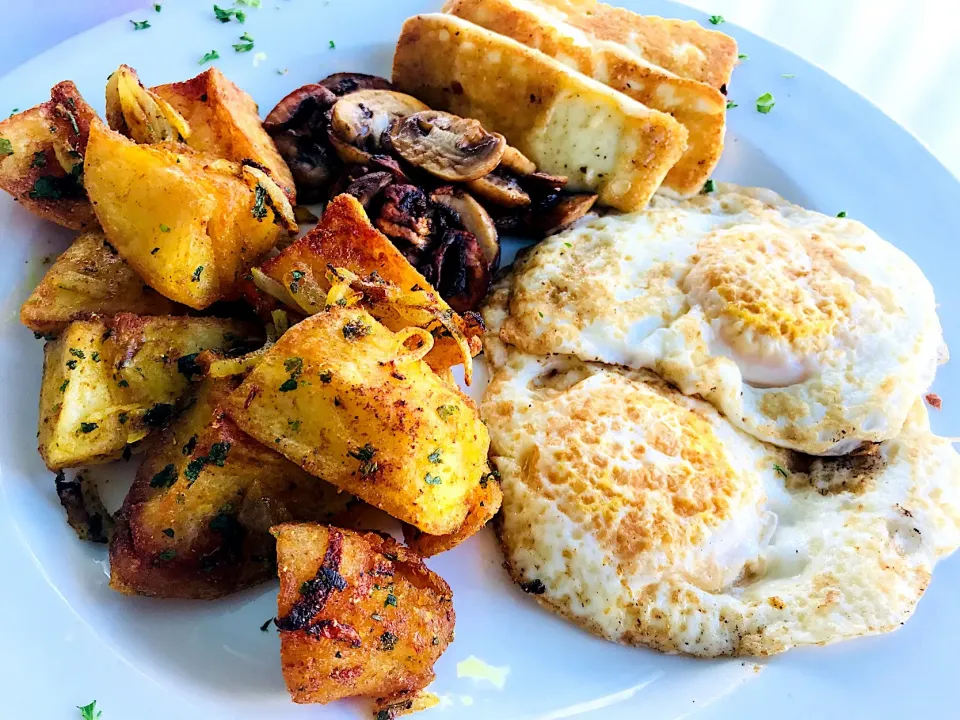 Eggs, halloumi, mushroom and curry potatoes. 
#Vegetarian #breakfast  #friedeggs #halloumi  #mushrooms #curry  #potatoes|Sergio Lacuevaさん