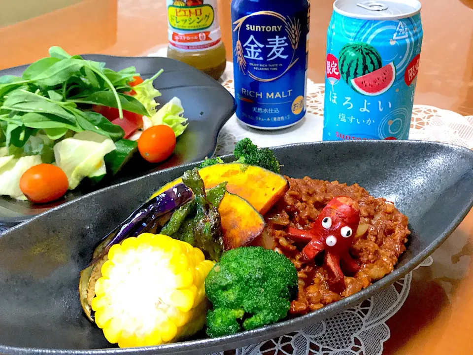 あっつーい💦 暑いから夏野菜のせキーマカレー☀️    #キーマカレー  #カレーライス  #ナン|makoさん