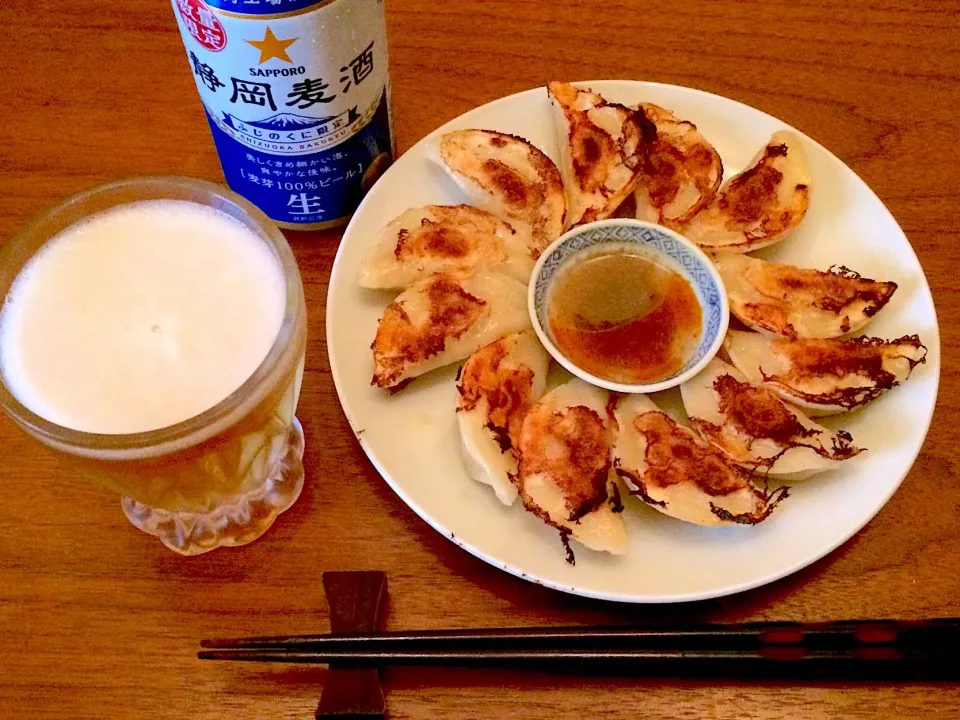 エビ水餃子を焼いて、静岡土産ビールで乾杯|マユマユさん