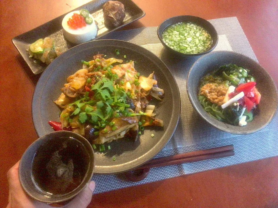 Snapdishの料理写真:Today's Dinner🍴 前菜･ねばx2さっぱりこんにゃく麺･お野菜たっぷり豚肉味噌ｷﾑﾁ炒め|🌈Ami🍻さん