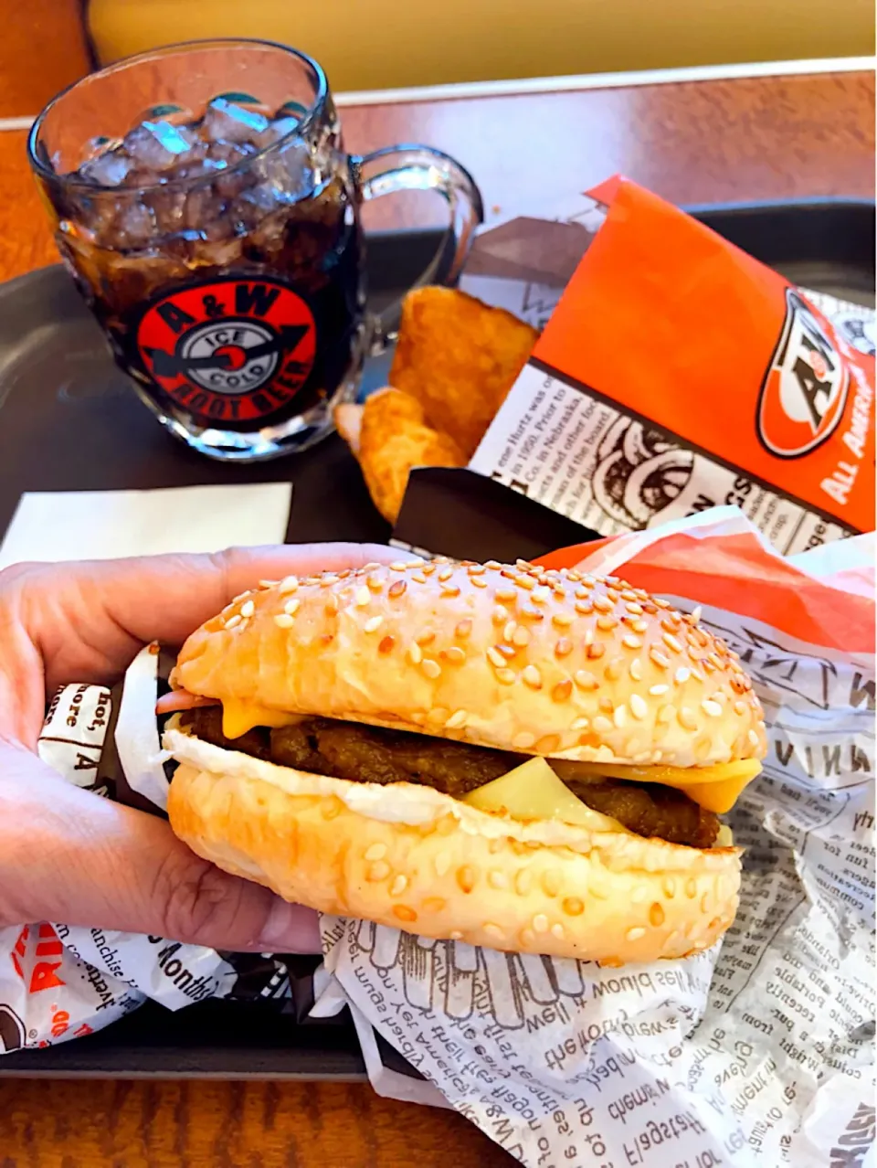 Snapdishの料理写真:A&W ハンバーガー🍔＠沖縄|MAPITEEさん