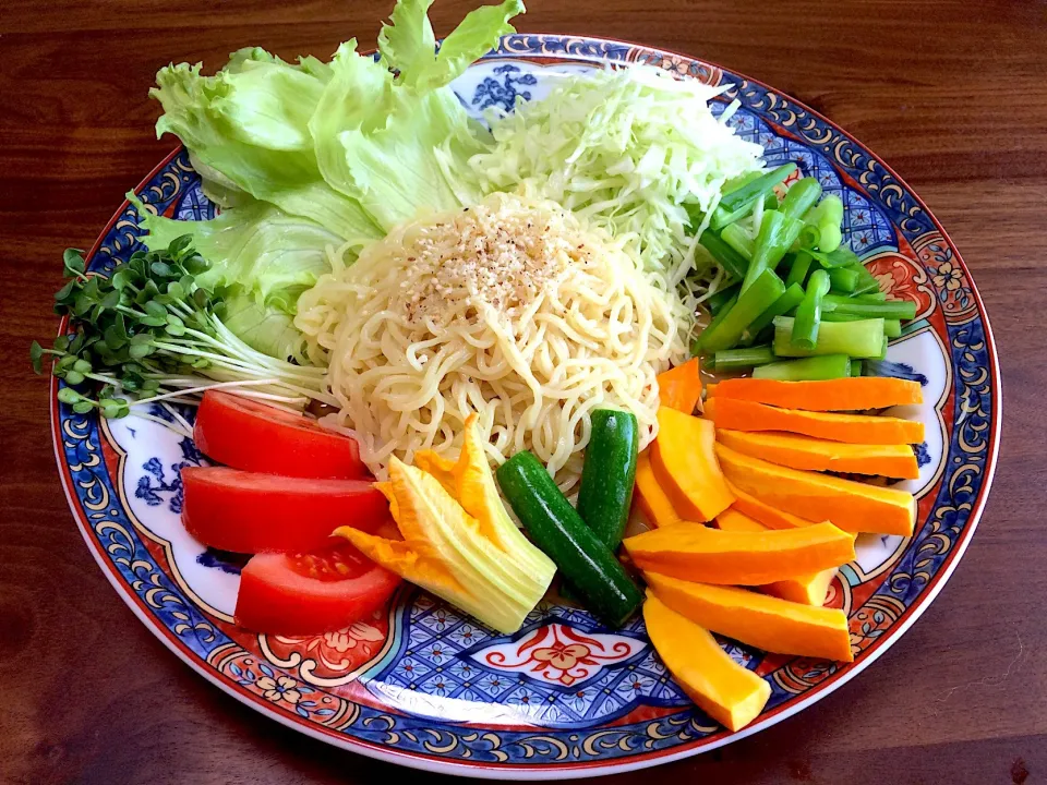 完熟コリンキーはメロン味🍈⁉️だった胡麻だれ２倍のサラダ冷やし中華🥗🎐|ぱぴこ家さん