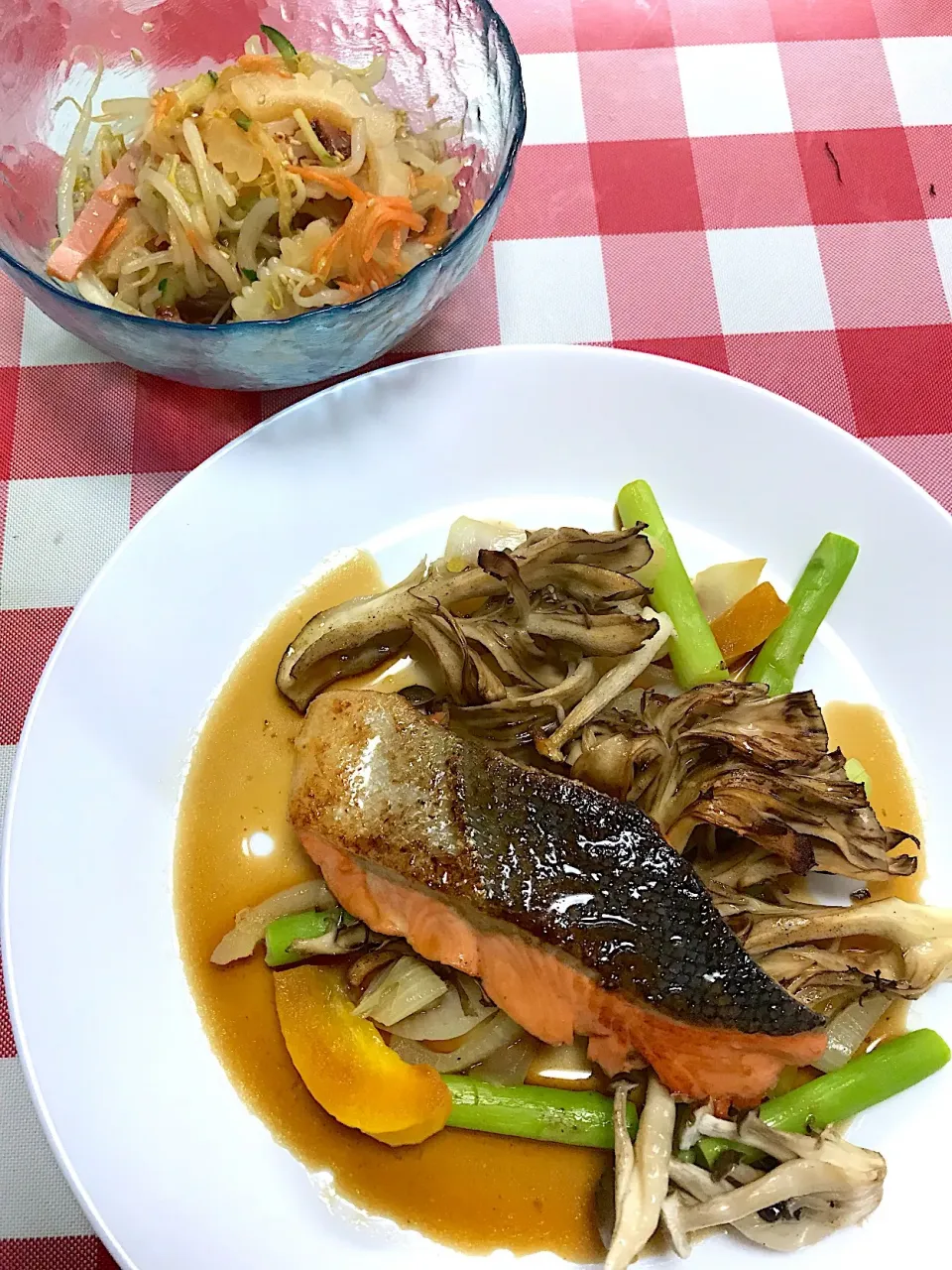 鮭のバター醤油ソース👄もやしと白ゴーヤの中華サラダ|☆光るさん