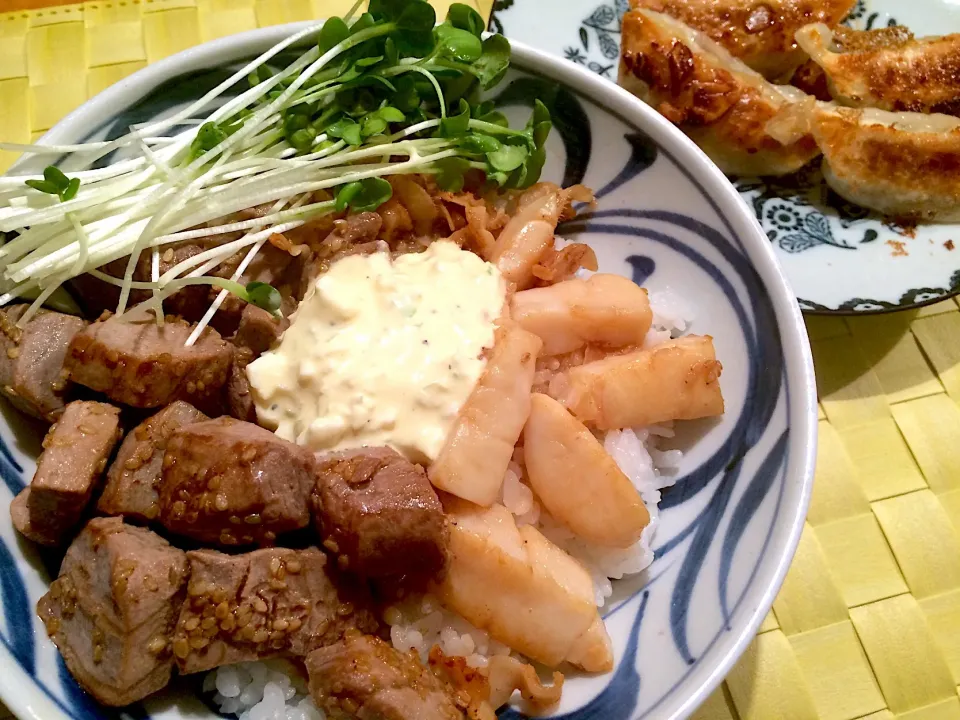 残り物丼！
ホタテのヒモ ホタテ貝柱 マグロの切り落とし ごま油で焼いて醤油で味付け 自家製タルタルソース と かいわれ大根を添えました|doc3387さん