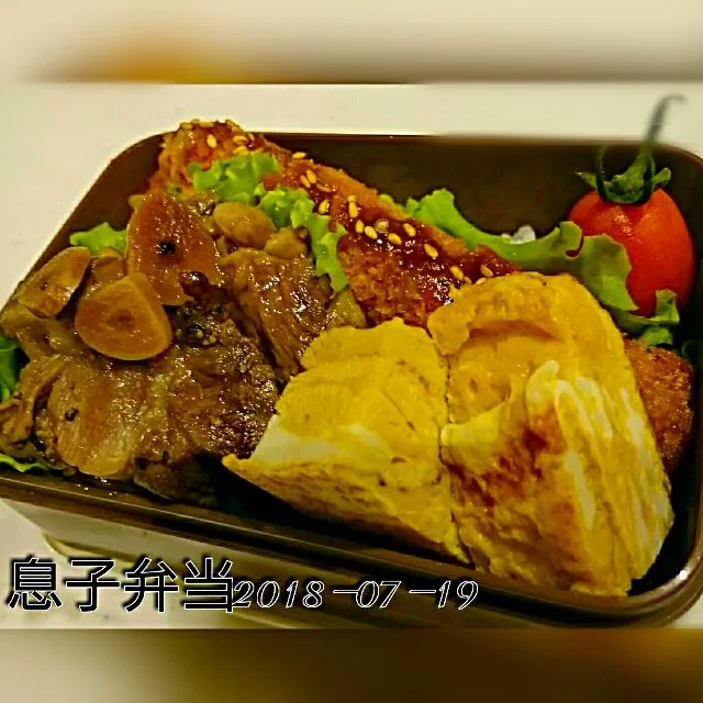 #我が家の働く息子弁当
ガッツリ牛ステーキ肉&エビフライ弁当🍱🍴|kimi=kimi🌼Kitchenさん