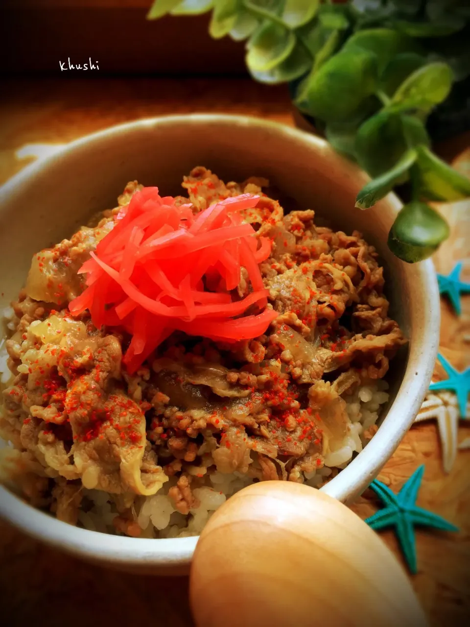 #ハイブリッド牛丼

牛肉のボリューム足りないから、豚ひき肉足したら小僧大満足♬

煮込み調味料には #糀甘酒|KOZUEさん