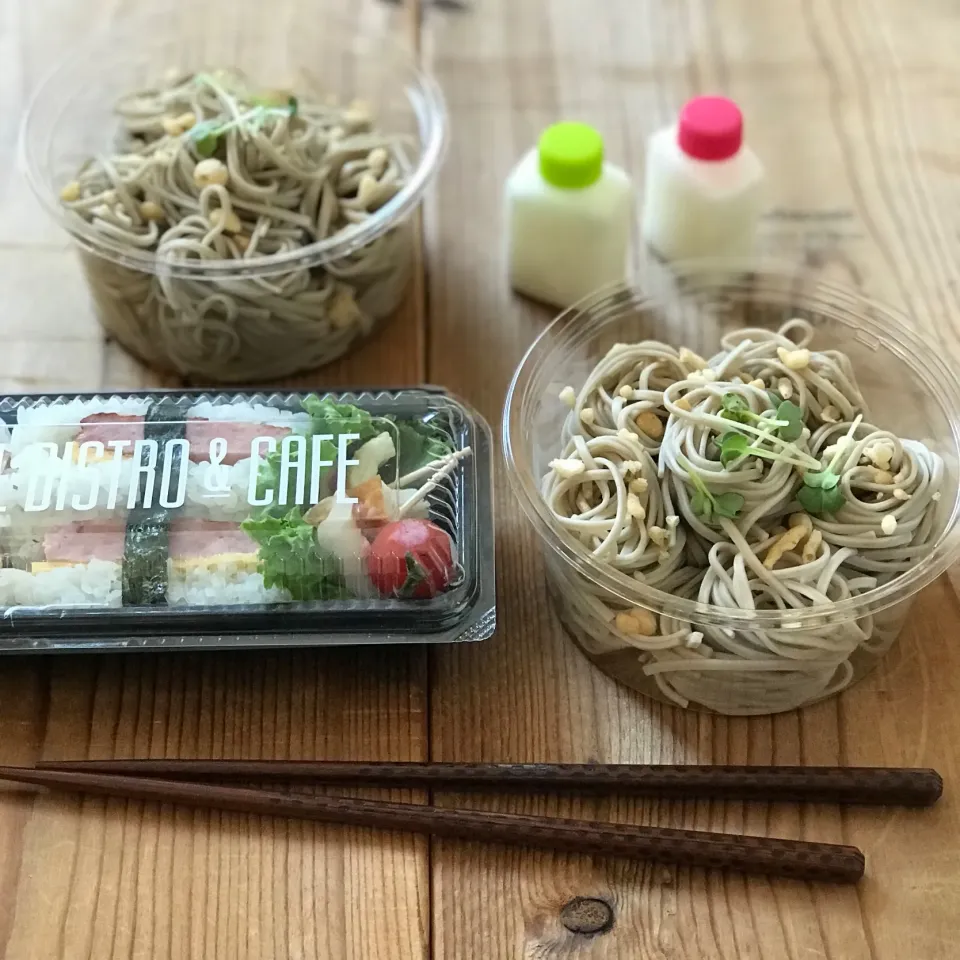 Snapdishの料理写真:そばと押しにぎり弁当|sroknnaokoさん