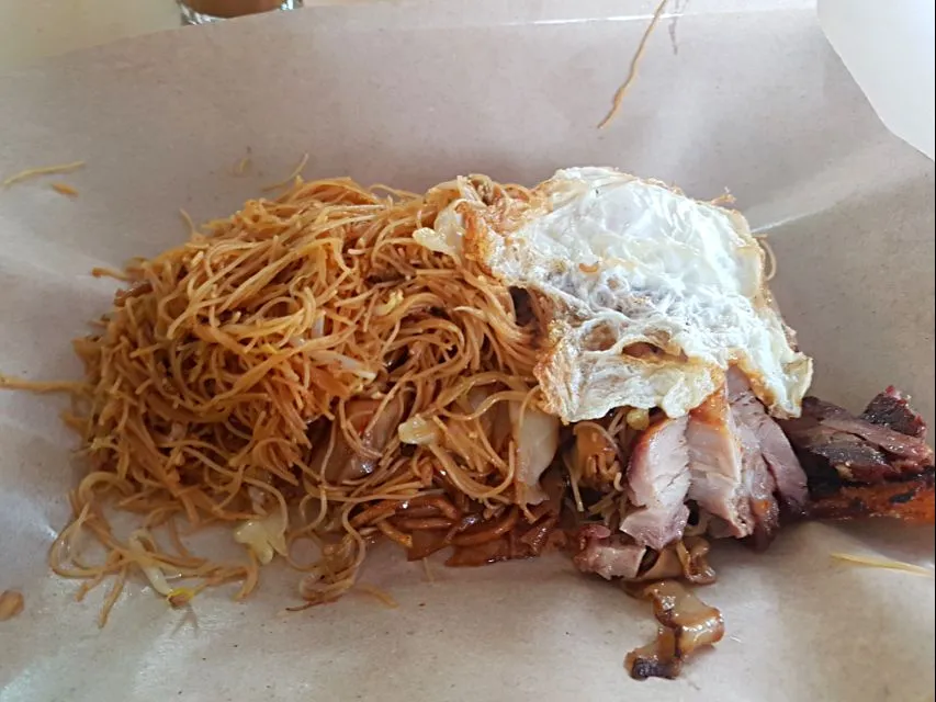 yummy fried noodles 😍 with roasted pork + egg|🌷lynnlicious🌷さん