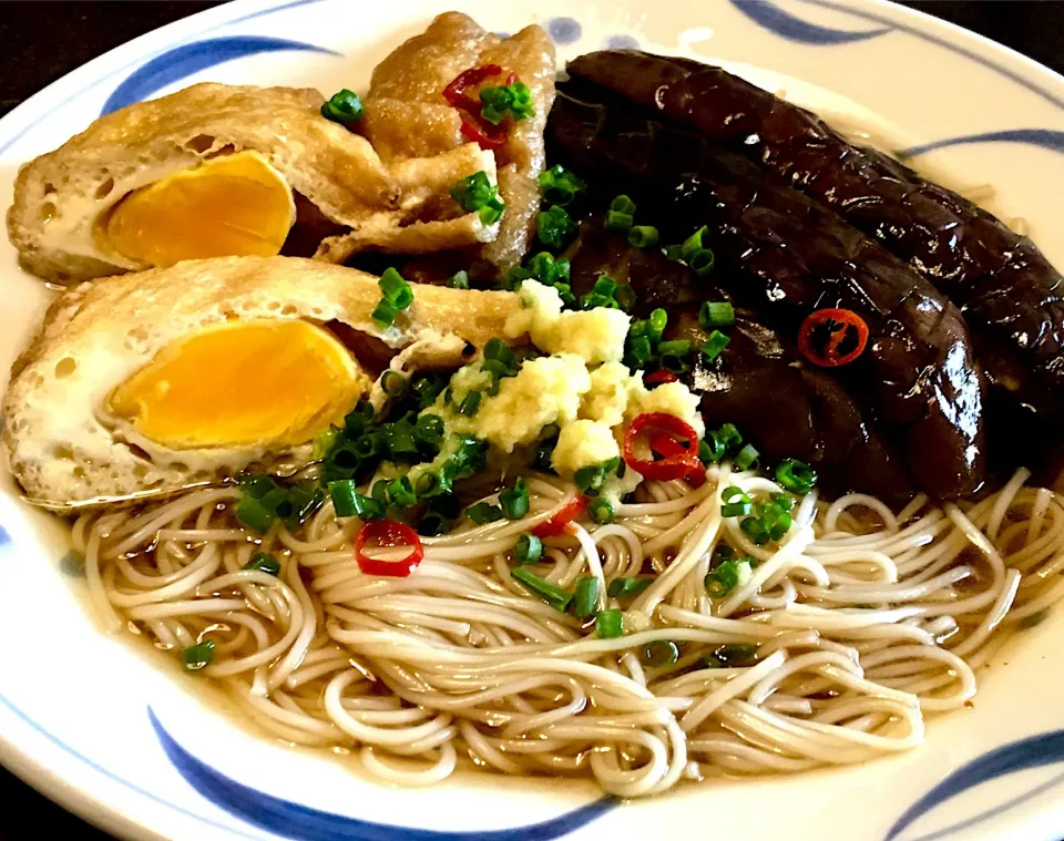 Snapdishの料理写真:はまってます   ナスそうめん卵巾着添え #香川名物料理アレンジ #ナス🍆  #薄揚げ  #卵巾着🥚 #麺好き男のランチ|mottomoさん