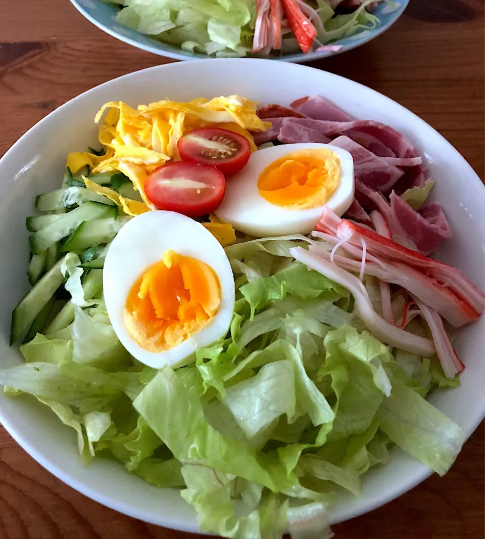 Snapdishの料理写真:サラダうどん。ゴマだれで(๑◕ㅂ▰)ﾉﾞ|るりさん