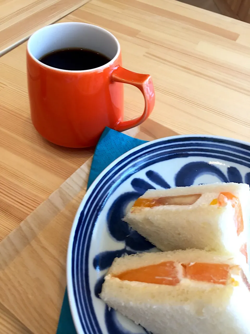 Snapdishの料理写真:フルーツサンド、煎りたてコーヒー@自家焙煎珈琲豆屋珈琲まつり|kazumiさん