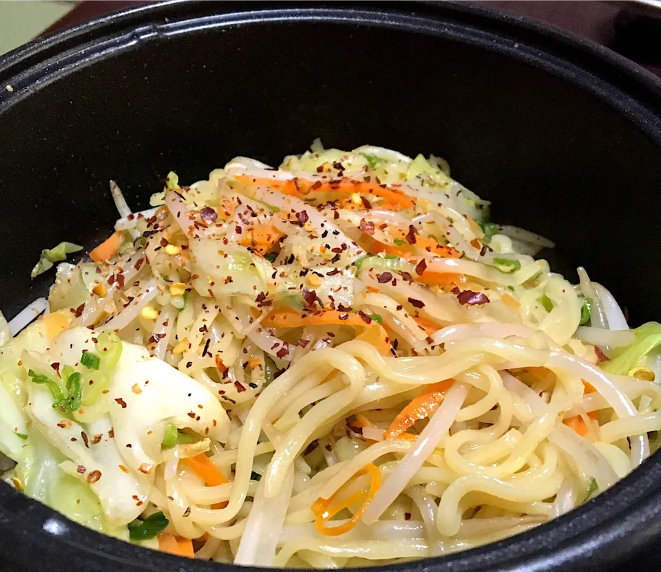 宿ぐらしの昼ごはん☀️☀️🔆
花椒香る塩焼きそば|ぽんたさん