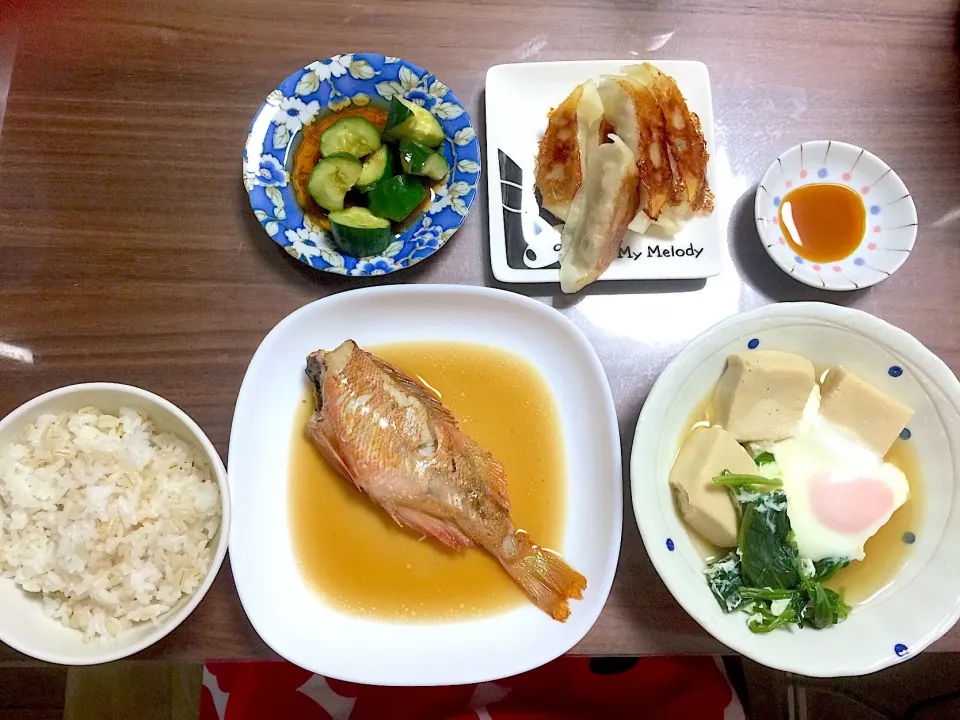 Snapdishの料理写真:赤らばちめの煮付け きゅうりの中華甘酢 高野豆腐とほうれん草の巣ごもり卵 餃子|おさむん17さん