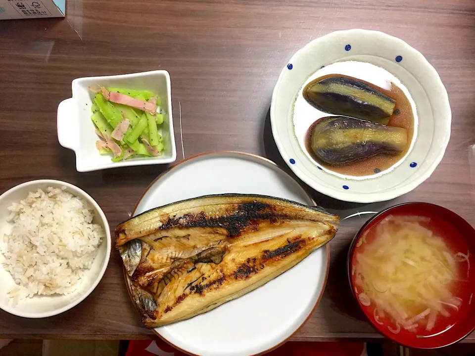 なすの揚げ浸し ホッケの干物 きゅうりとハムの炒め物 大根の味噌汁|おさむん17さん