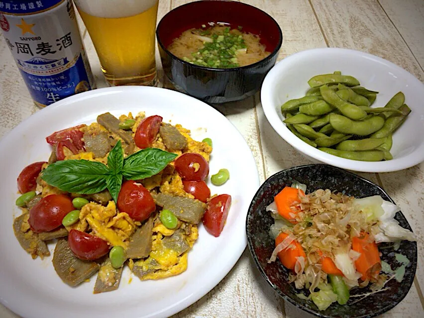 危険な猛暑の中の今日の男飯(｡-_-｡)黒はんぺんとトマトと卵のオイスターソース炒めと採りたて枝豆とキャベツと人参の浅漬けと味噌汁🎶|ひーちゃんさん