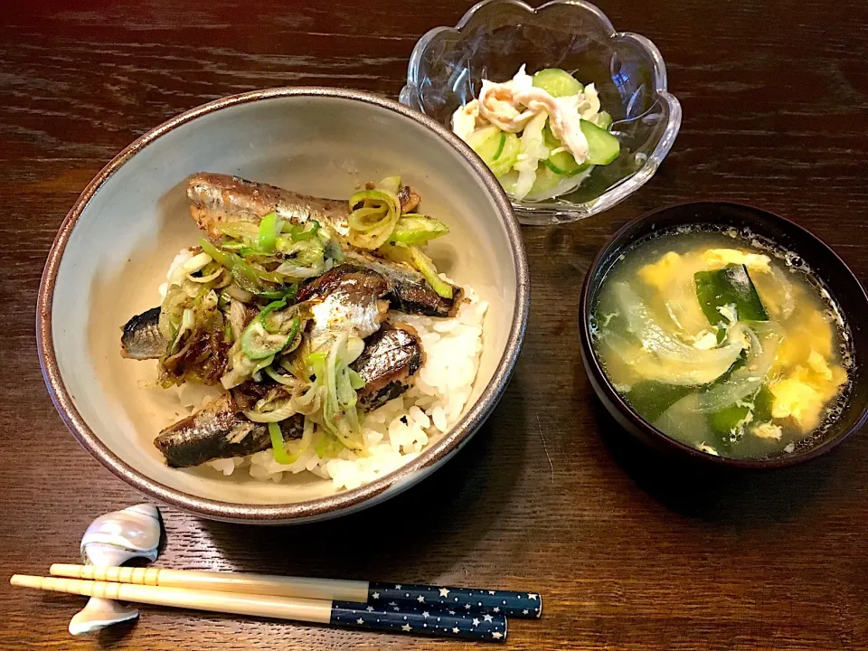 Snapdishの料理写真:オイルサーディン丼
きゅうりとササミのサラダ
ワカメと卵のスープ|カドラさん