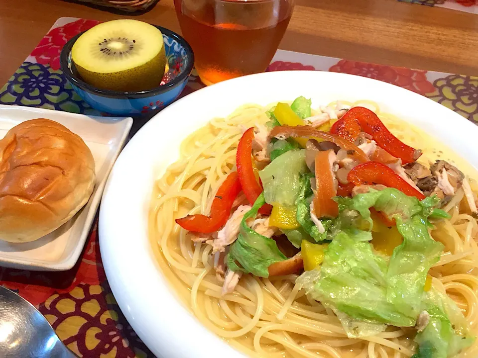 晩御飯
スモークチキンとあさりのパスタ
葡萄パン、キウイ、健康茶|かよちゃんさん