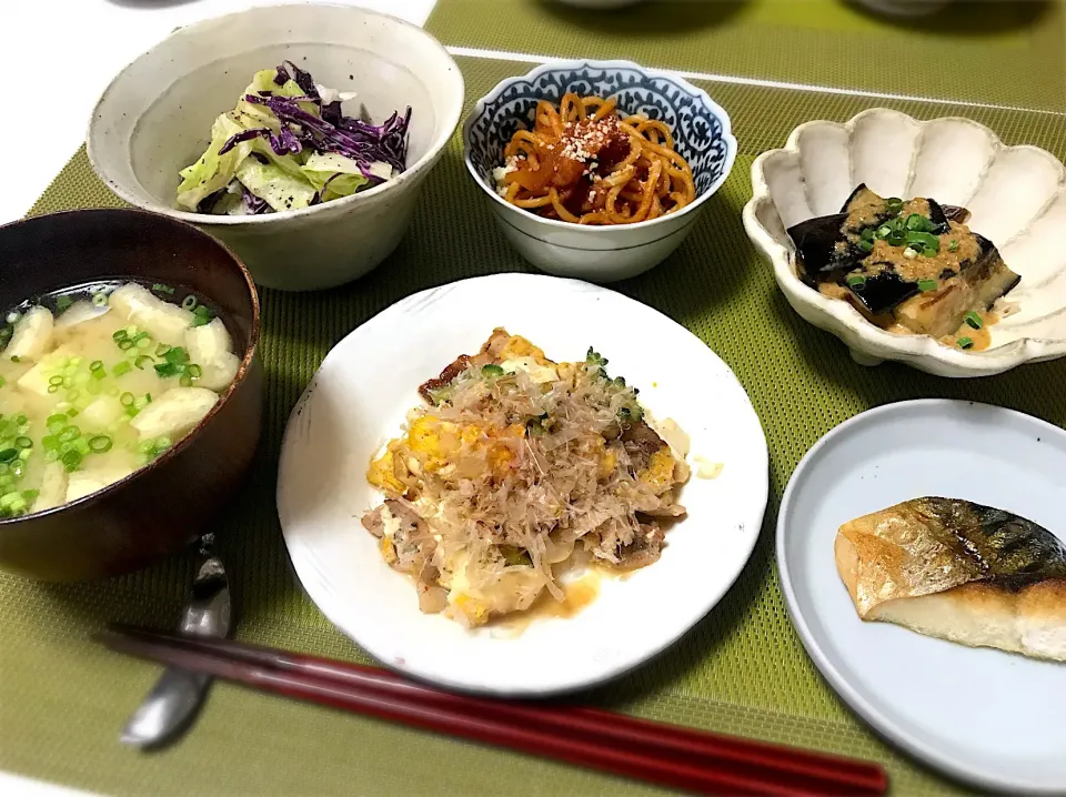 ゴーヤチャンプル、鯖の塩焼き、ナスのゴマだれ、豆腐の味噌汁、野菜サラダ。|yukiさん