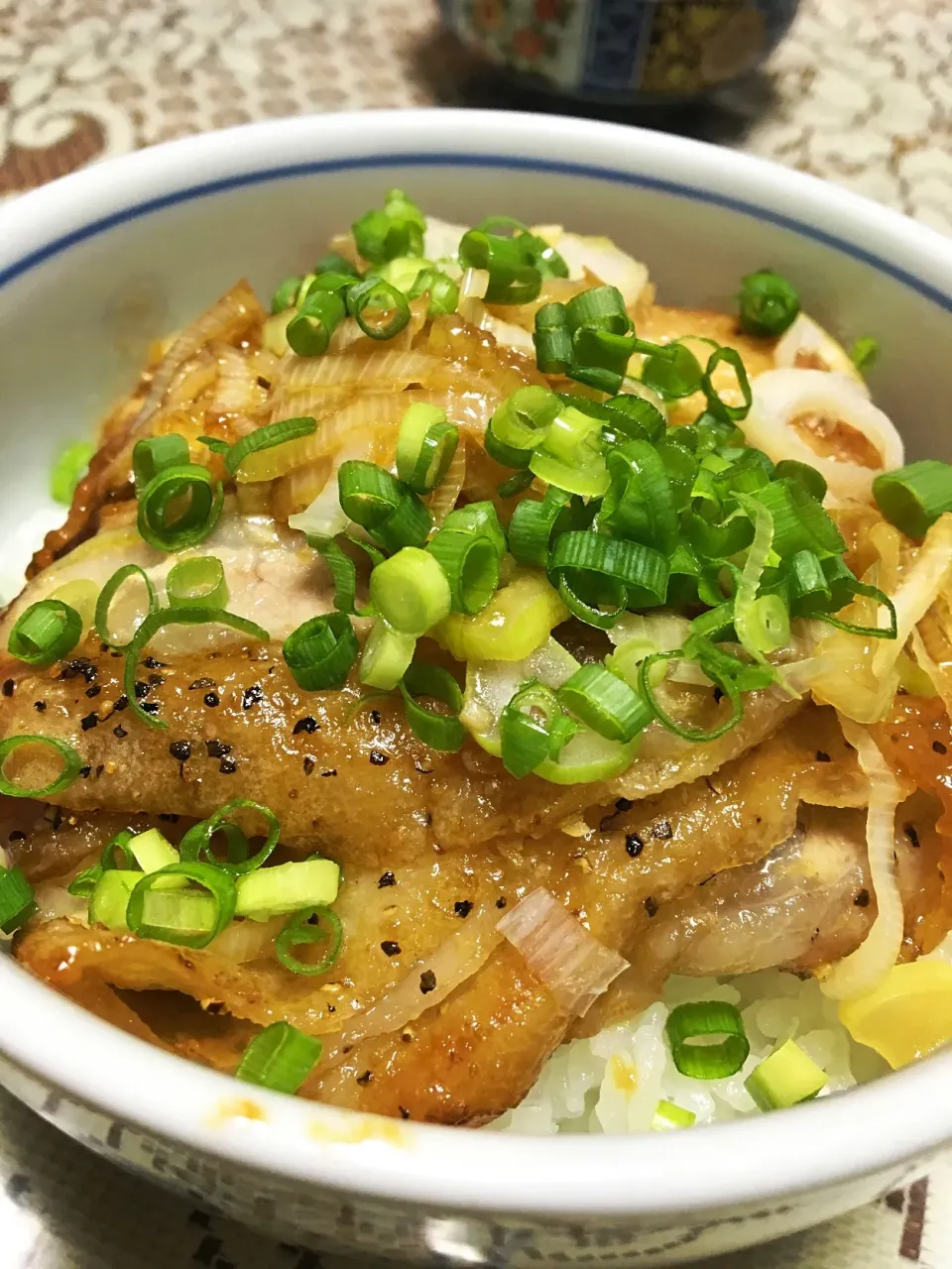 薄切り豚バラ肉で蒲焼き風丼|ヨシヨシさん