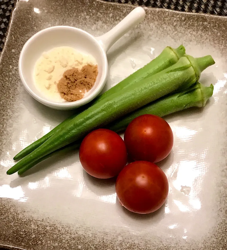 Snapdishの料理写真:たまには真面目にベジタリアン🍅畑の恵みのような聖水の友。生の丸オクラと露地物トマトをブレンド塩で頂く夕餉🍶|にゃあ（芸名）さん