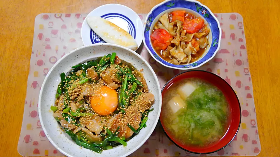 Snapdishの料理写真:６月１４日　豚肉とニラのオイスター炒め丼　トマトとまいたけの醤油蒸し　鯛かま　あおさとお麩のお味噌汁|いもこ。さん