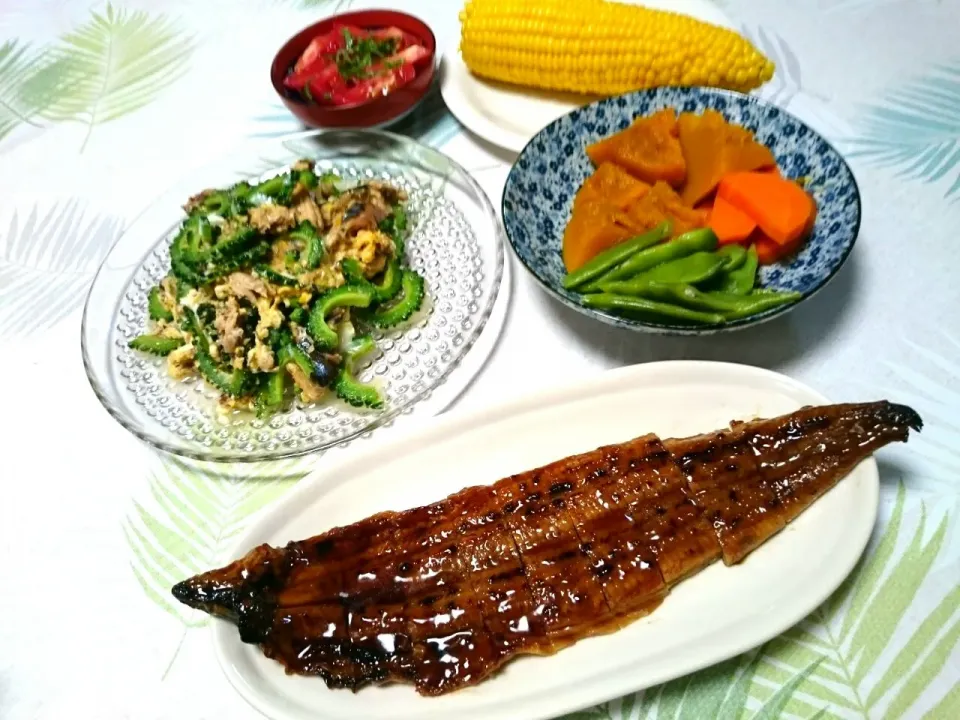 Snapdishの料理写真:☆今日の晩ごはん☆   うなぎ   かぼちゃの煮物     トマト    サバ缶でゴーヤチャンプルー    パパの大好きなとうもろこし😊|hamamaさん