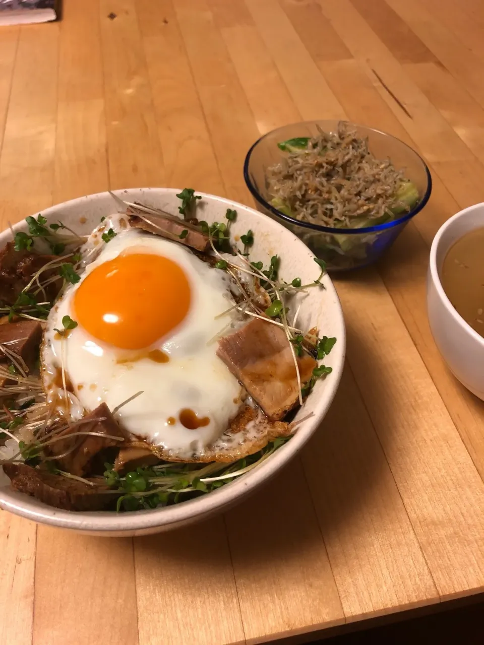 焼豚丼とじゃこときゅうりのサラダ|Takeshi Kuraishiさん