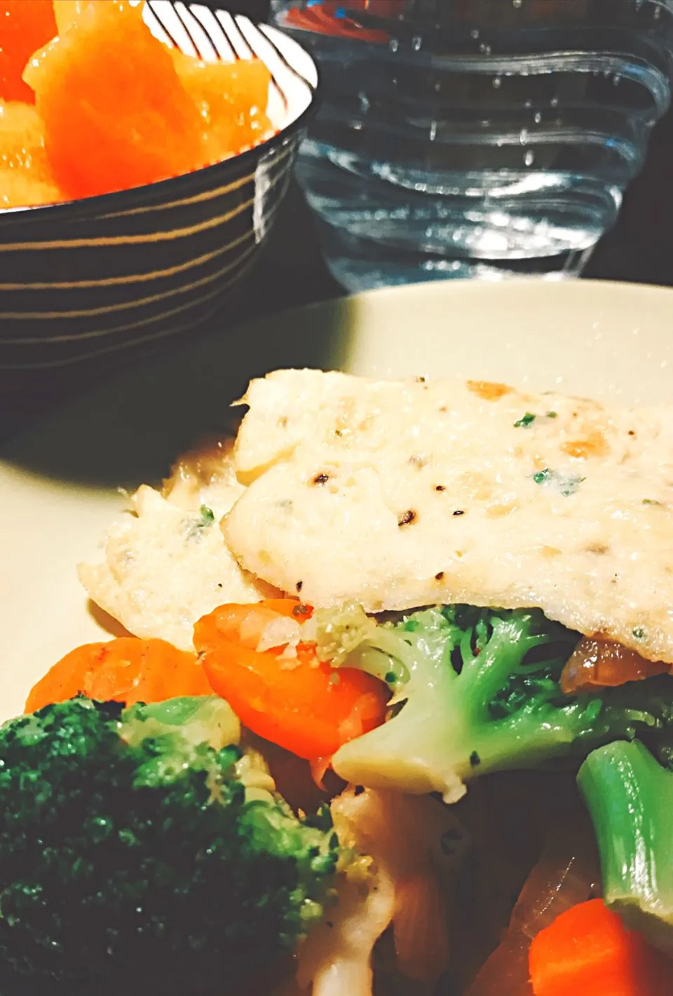 Snapdishの料理写真:vegetables + omelette + melon #healthy 
 #vegetarian #quickdinner|Meertauさん