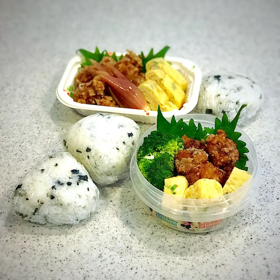 Snapdishの料理写真:おむすび弁当。 #夫婦弁当 #ざんぎ #わかめおにぎり|恭子さん