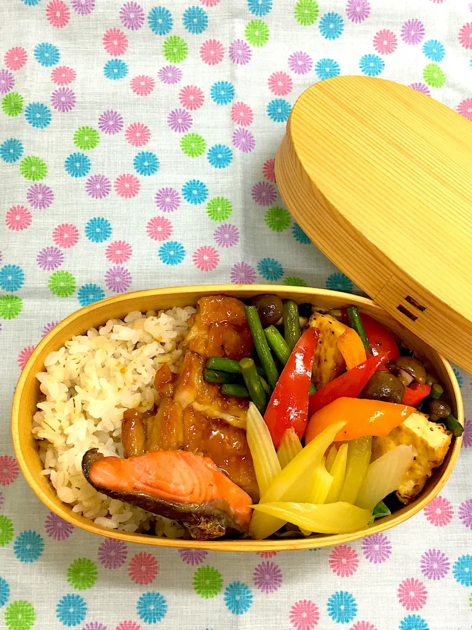 Snapdishの料理写真:7/20  今日のお弁当🍱
・鶏の照り焼き
・塩紅鮭
・厚揚げとニンニクの芽のオイスターソース炒め
・セロリのピクルス|かっぴーさん