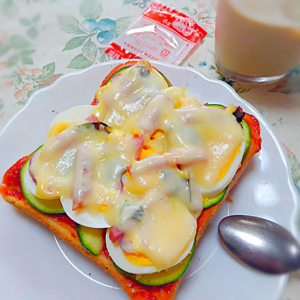 ズッキーニと茹で玉子ベーコンのピザトースト🍕|うたかた。さん