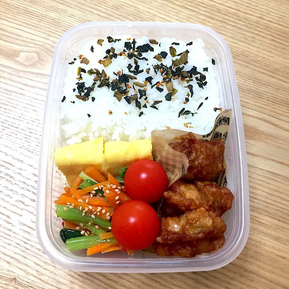 Snapdishの料理写真:久しぶりの旦那さんのお弁当☺︎ #お弁当記録  #からあげ  #小松菜とにんじんのナムル #実家の家庭菜園のミニトマト|むさけんさん