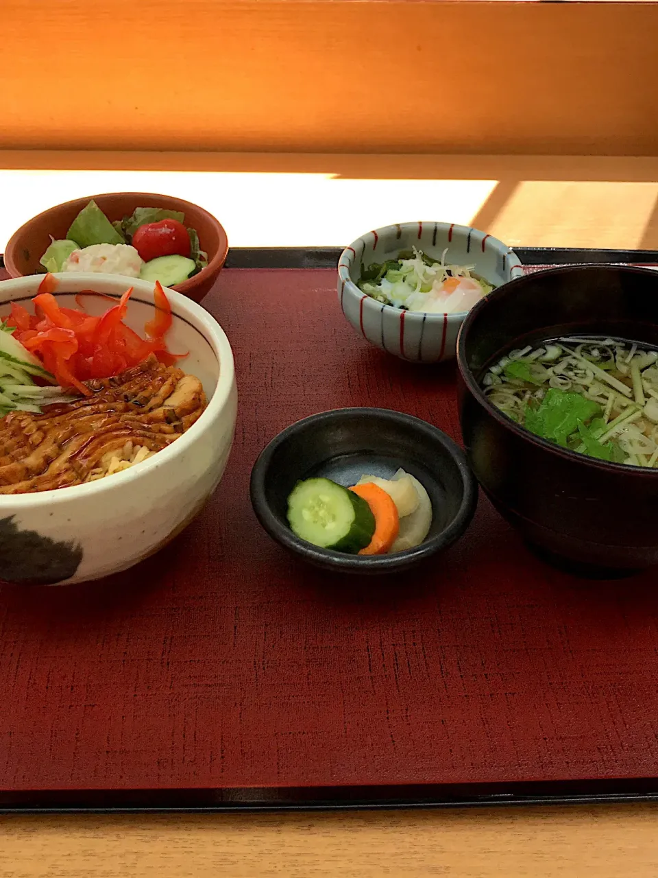 鰻ちらし/サラダ/温玉メカブ/温うどん|山内博之さん