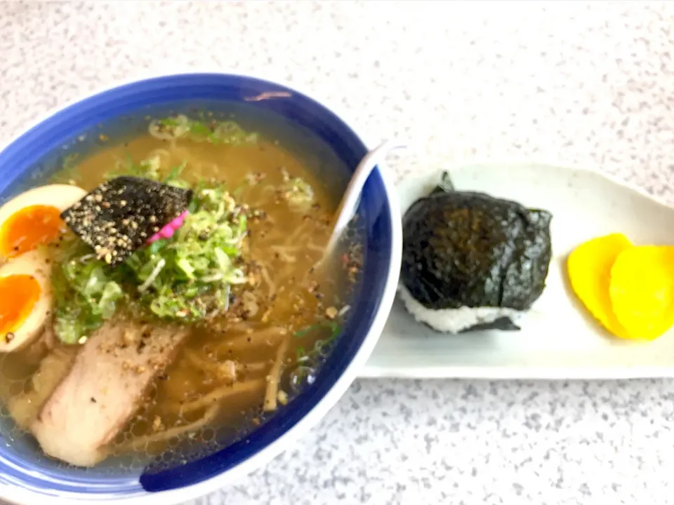 Snapdishの料理写真:塩ラーメン大盛りとおにぎり|きらさん