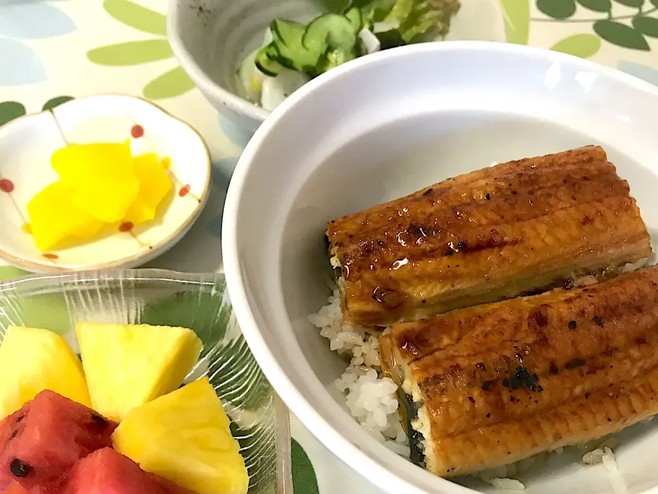 うな丼、タコとキュウリの酢の物、つぼ漬け、スイカとパイン、お吸い物（写しそびれ）|もちもちさん