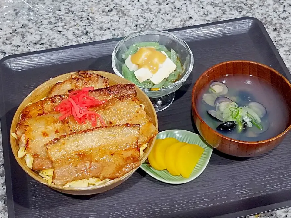 Snapdishの料理写真:・豚の蒲焼き丼
・しじみ汁
・刺身こんにゃくと豆腐の酢味噌かけ
・たくあん|あぁちゃんさん