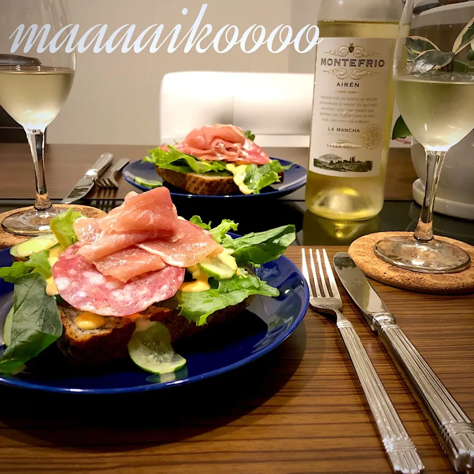 黒ごまとクリームチーズの食パンde生ハムサラミのオープンサンド🥗|マイコさん