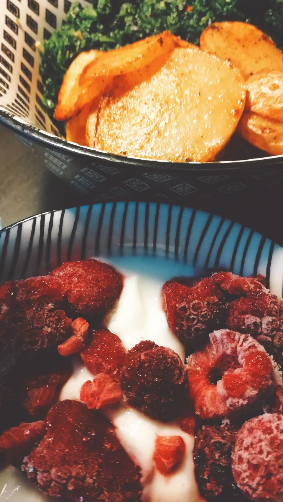 kale, oven potatoes + almond yogurt, frozen raspberries #healthy #vegan #quickmeal|Meertauさん