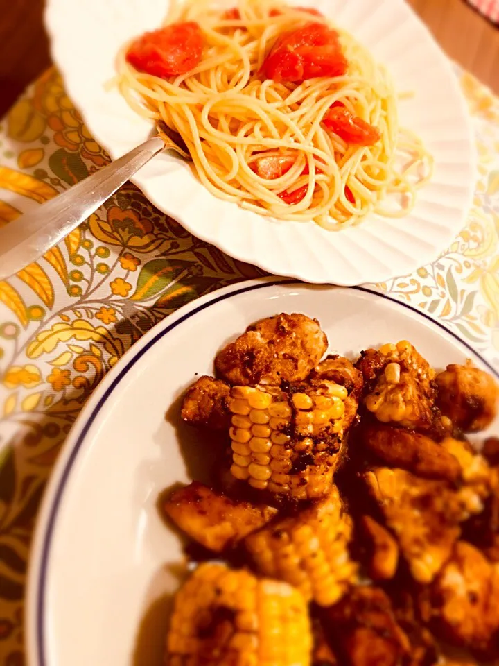 Snapdishの料理写真:鶏肉とトウモロコシの玉ねぎソース照り焼き、完熟トマトの冷製パスタ|ありかさん