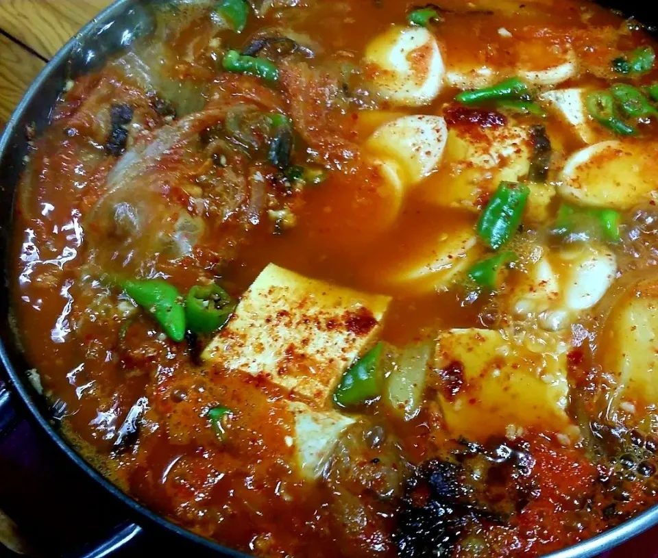 떡국떡을 넣은 김치찌개 😋 

식재료: 숙성김치 파 마늘 양파 풋고추 고추장 고추가루 떡국떡 돼지고기 두부 국간장 조미다시다.

#김치찌개 #한식 #홈쿡       トック餅を入れたキムチ鍋😋

食材：熟成キムチネギ、ニンニク、タマネギ、青唐辛子、コチュジャン、唐辛子粉トック餅豚肉豆腐醤油調味ダシダ。|Parkさん