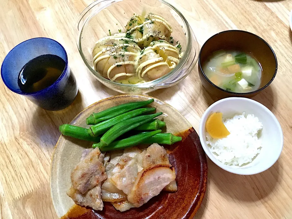 Snapdishの料理写真:休日のブランチ“ﾍ(ﾟ▽ﾟ*)
豚バラ塩麹漬けをポン酢で炒めて❤️
茹でオクラ
ジャガバタチーズ
お豆腐と小松菜のお味噌汁
ご飯🍚
たくあん|さくたえさん