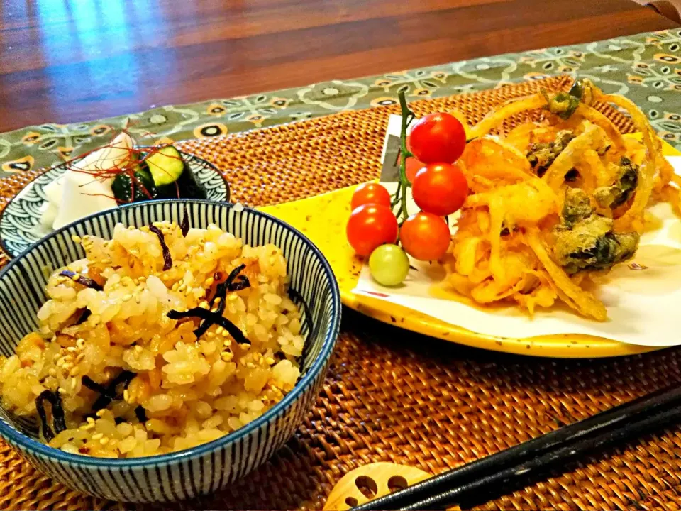 ランチ
梅干しの炊き込み御飯
海老と玉葱と紫蘇のかき揚げ
胡瓜と大根の浅漬|omuさん