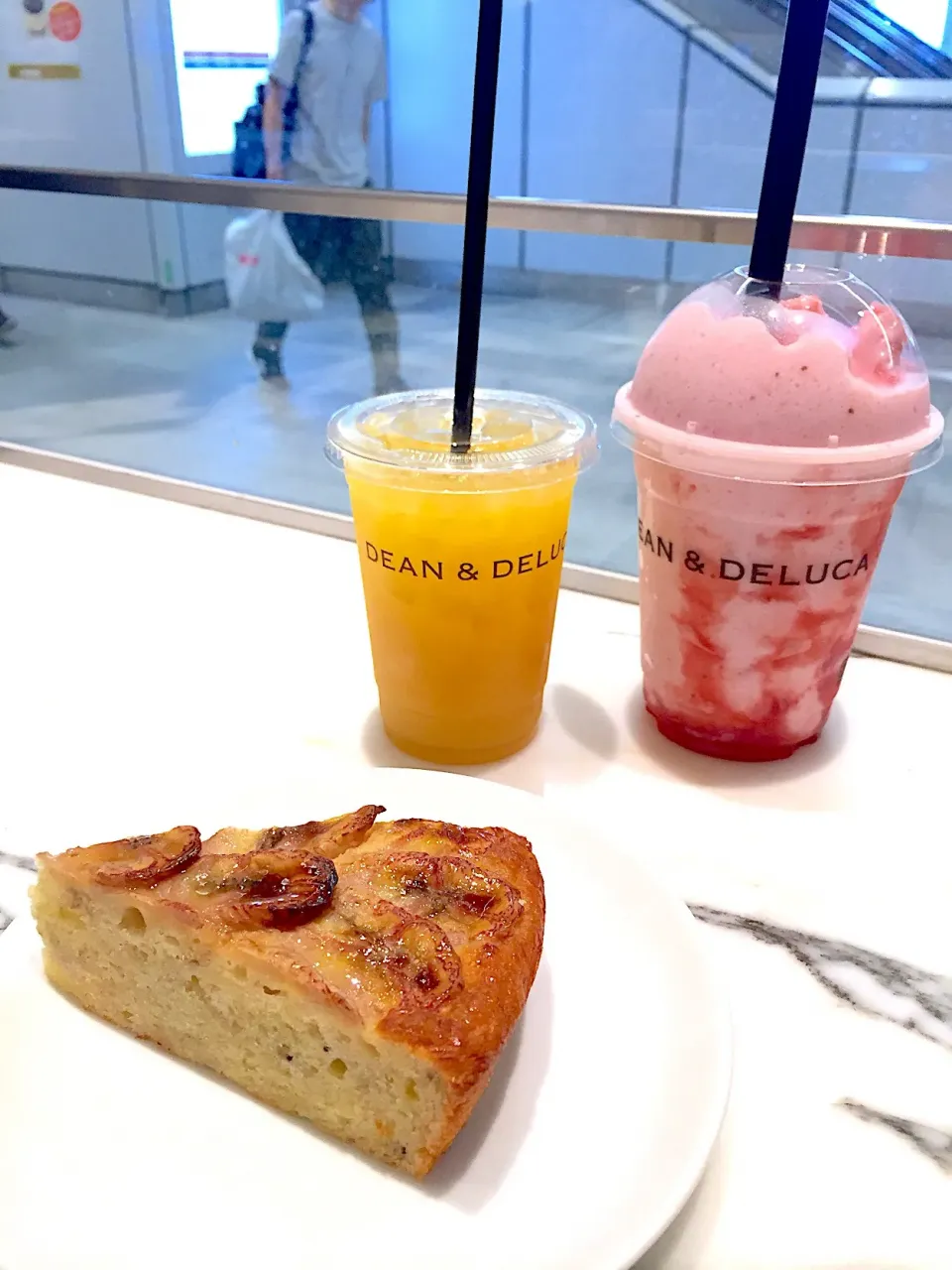 Snapdishの料理写真:ストロベリーミルクフラッペ、バナナケーキ、オレンジジュース💕🍓🥛🍊🍌|K.Sさん