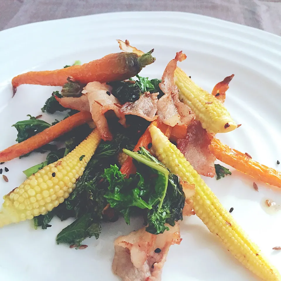 Snapdishの料理写真:温野菜のサラダ。バターで炒めてさっぱり味ぽん🥗|きょーこさん