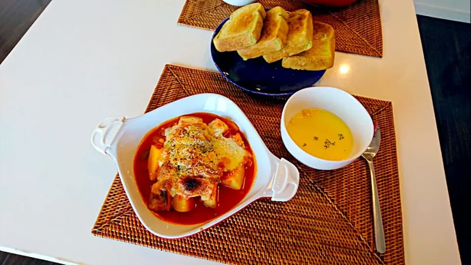 Snapdishの料理写真:今日の夕食 サバ缶とじゃがいものトマトチーズ焼き、コーンスープ、市販のほうれん草のパン|pinknari🐰🌈さん